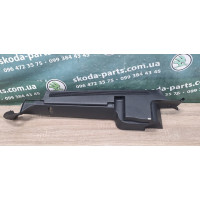 Накладка бокова ліва багажника кріплення ролети багажника Skoda Octavia A5 універсал VAG (1Z9867761J)