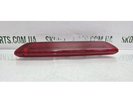 Додатковий стоп на кришку багажника Skoda Octavia A5  замінник без одного кріплення VAG (1Z9945097CAB)