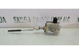 Мотор-привод відкриття лючка бака Skoda Superb VAG (3B0810773D)