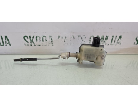 Мотор-привод відкриття лючка бака Skoda Superb VAG (3B0810773D)