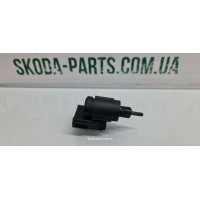 Датчик увімкнення стопсигналу Skoda Superb 3B0945511A VAG (3B0945511A)