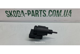 Датчик увімкнення стопсигналу Skoda Superb 3B0945511A VAG (3B0945511A)