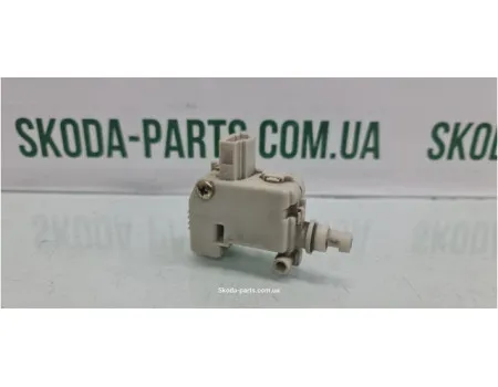 Мотор-привід відкриття замка багажника Skoda Octavia Tour ліфтбек 3B0959781B VAG (3B0959781B) Мотор-привід відкриття замка багажника Skoda Octavia Tour ліфтбек 3B0959781B VAG (3B0959781B)