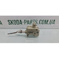 Двигун відкриття лючка бака Volkswagen Golf 4 3B0959782 вживаний VAG (3B0959782)