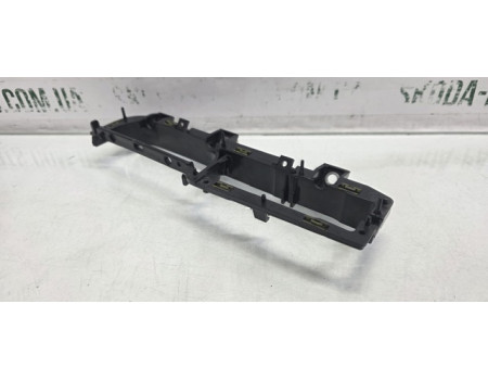 Кронштейн ручки дверей внутрішньої передньої  лівої Skoda Octavia Tour VAG (3B1867179C)