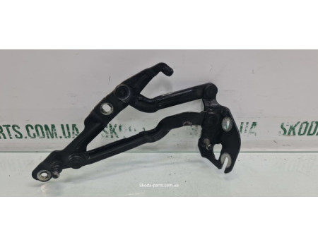 Завіса петля кришки багажника права Skoda Superb 3B5827302B VAG (3B5827302B)