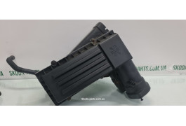 Корпус повітряного фільтра 2.0tdi Volkswagen Passat B7 3C0129607BC вживаний VAG (3C0129607BC)