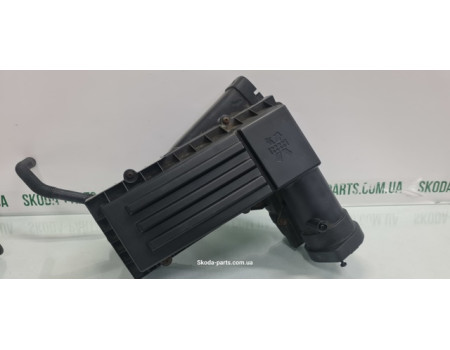 Корпус повітряного фільтра 2.0tdi Volkswagen Passat B7 3C0129607BC вживаний VAG (3C0129607BC)