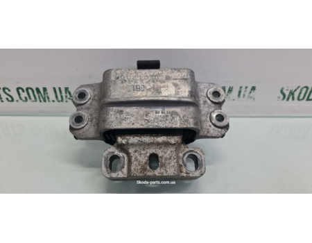 Подушка двигуна ліва Volkswagen Passat B6 3C0199555P VAG (3C0199555P)