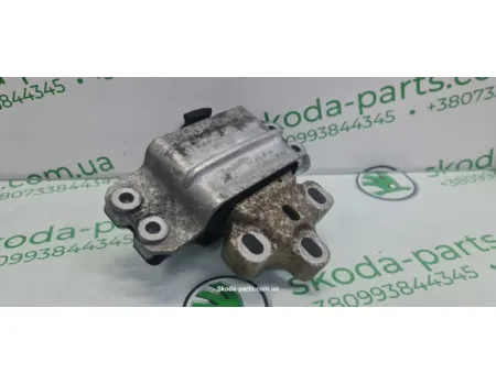 Подушка двигуна ліва 2.0tdi Skoda Superb 2 3C0199555R VAG (3C0199555R)