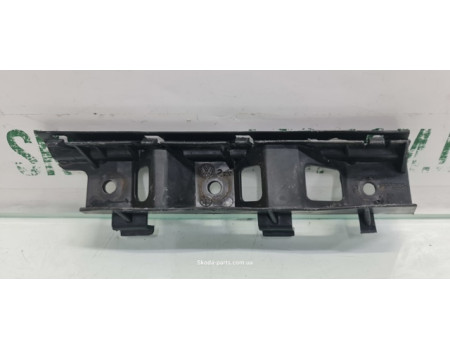 Направляюча переднього бампера права Volkswagen Passat B6 3C0807184 VAG (3C0807184)