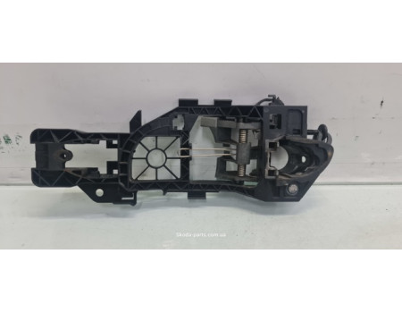 Кронштейн кріплення ручки дверей передній лівий Volkswagen Passat B6 3C0837885H VAG (3C0837885H)