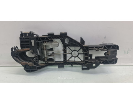 Кронштейн кріплення ручки дверей задній правий Volkswagen Passat B7 3C0837886J VAG (3C0837886J)