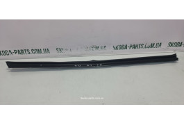 Ущільнювач скла дверей внутрішній передній лівий Volkswagen Passat B6 VAG (3C4837471B)