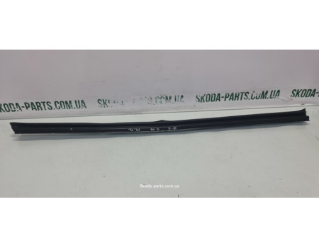 Ущільнювач скла дверей внутрішній передній лівий Volkswagen Passat B6 VAG (3C4837471B)