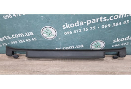 Планка накладка петель завіс кришки багажника ляди Volkswagen Passat B6 3C9827408A VAG (3C9827408A)