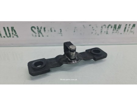 Скоба замка багажника комбі Volkswagen Passat B6 3C9827507 VAG (3C9827507)