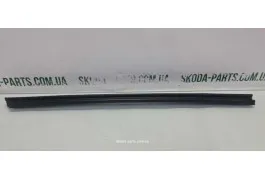 Ущільнювач скла дверей внутрішній задній лівий комбі Volkswagen Passat B6 VAG (3C9839471B)