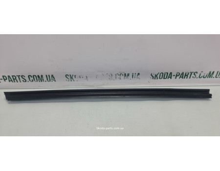 Ущільнювач скла дверей внутрішній задній лівий комбі Volkswagen Passat B6 VAG (3C9839471B)