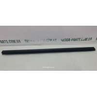 Ущільнювач скла дверей внутрішній задній правий комбі Volkswagen Passat B6 VAG (3C9839472B)