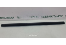 Ущільнювач скла дверей внутрішній задній правий комбі Volkswagen Passat B6 VAG (3C9839472B)