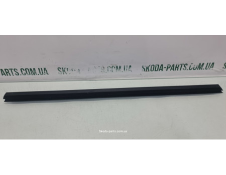 Ущільнювач скла дверей внутрішній задній правий комбі Volkswagen Passat B6 VAG (3C9839472B)