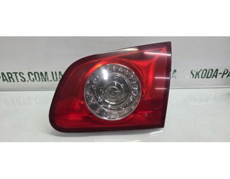 Ліхтар задній правий внутрішній на кришку багажника Volkswagen Passat B6 універсал VAG (3C9945094)