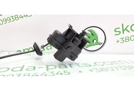 Замок відкривання лючка бензобаку Skoda Superb 2 універсал 3T0810773A VAG (3T0810773A)