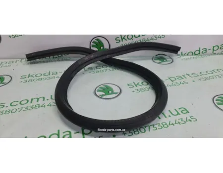 Ущільнювач капоту Skoda Superb 2 3T0823723C VAG (3T0823723C)