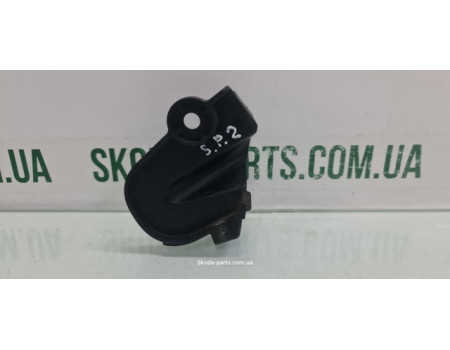 Накладка петлі завіси капота Skoda Superb 2 вживана VAG (3T0823755)