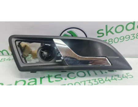 Ручка дверей внутрішня передня права з пищалкою та підсвіткою Skoda Superb 2 3T0837222 VAG (3T0837222)