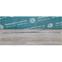 Ущільнювач скла дверей передній лівий хром Skoda Superb 2 3T0837475A VAG (3T0837475A)