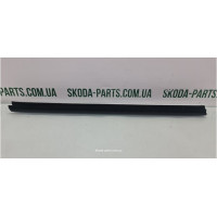 Ущільнювач скла дверей задній лівий внутрішній ліфтбек Skoda Superb 2 вживаний VAG (3T5839479)