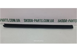 Ущільнювач скла дверей задній лівий внутрішній ліфтбек Skoda Superb 2 вживаний VAG (3T5839479)