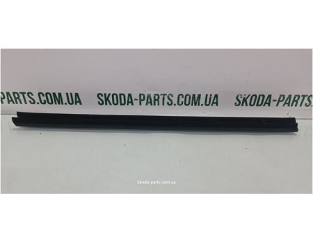 Ущільнювач скла дверей задній лівий внутрішній ліфтбек Skoda Superb 2 вживаний VAG (3T5839479)