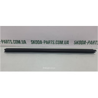 Ущільнювач скла дверей задній правий внутрішній ліфтбек Skoda Superb 2 вживаний VAG (3T5839480)