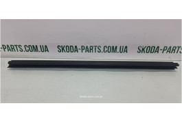 Ущільнювач скла дверей задній правий внутрішній ліфтбек Skoda Superb 2 вживаний VAG (3T5839480)