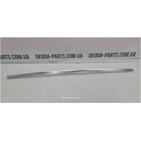 Накладка ущільнювача скла дверей задня права нижня хром сидан Skoda Superb 2 3T5839644 VAG (3T5839644)