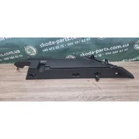 Кріплення ролети обшивка права багажника Skoda Superb 2 універсал 3T9867762 VAG (3T9867762)