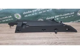 Кріплення ролети обшивка права багажника Skoda Superb 2 універсал 3T9867762 VAG (3T9867762)