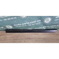 Молдинг правих передніх дверей нижній Skoda Superb VAG (3U0854940B)