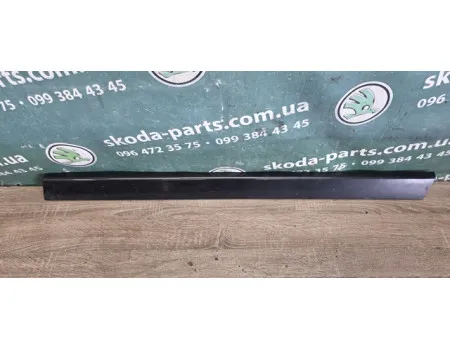 Молдинг правих передніх дверей нижній Skoda Superb VAG (3U0854940B)