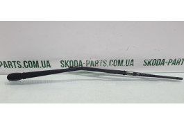 Двірник кришки багажника Skoda Felicia вживаний VAG (441978590596)