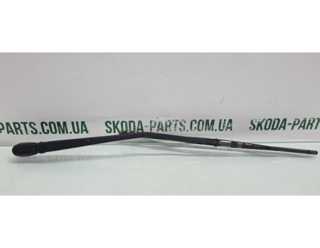 Двірник кришки багажника Skoda Felicia вживаний VAG (441978590596)