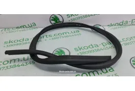 Ущільнювач капоту Skoda Octavia A7 5E0823736 VAG (5E0823736)