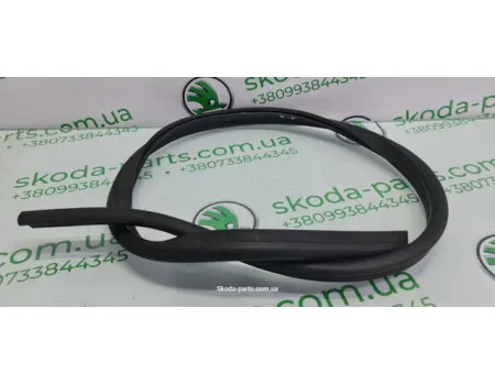 Ущільнювач капоту Skoda Octavia A7 5E0823736 VAG (5E0823736)