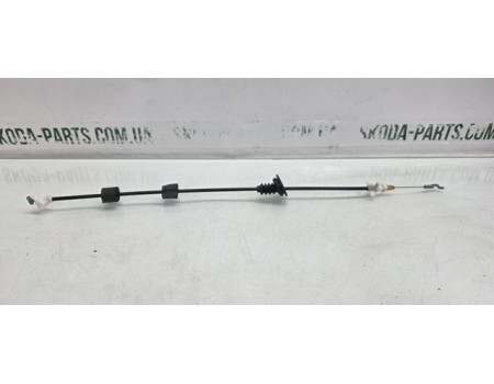 Трос відкривання двері передньої лівої Skoda Octavia A7 VAG (5E0837085)