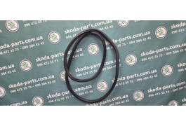 ущільнювач дверей передніх лівий Skoda Octavia A7 VAG (5E0867365)