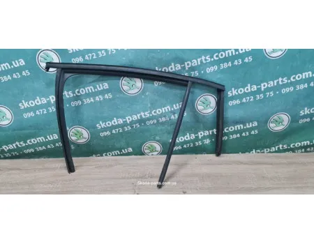 Ущільнювач скла дверей задній лівий комбі Skoda Octavia A7 5E9839431 VAG (5E9839431)