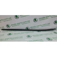 Ущільнювач скла дверей зовнішній задній лівий комбі Skoda Octavia A7 5E9839477 VAG (5E9839477)